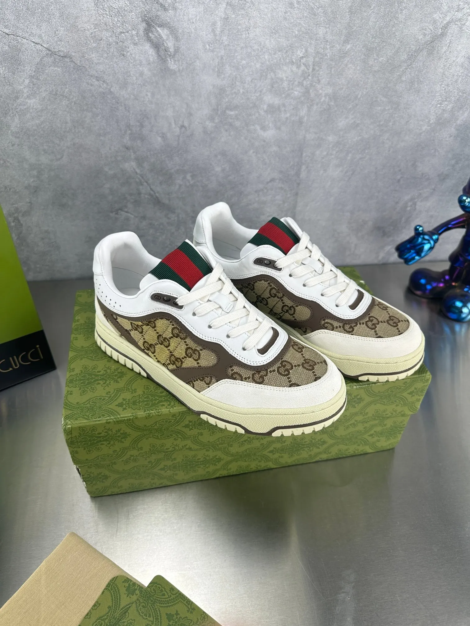 👟👟Ex-factory price 600👟👟 Gucci's latest hot-selling series of high and low-cut distressed couple's sneakers are shipped. The original version is purchased, developed and manufactured. This high-low top sneaker adopts a basketball-style silhouette design, cleverly integrated with hollow panels and distressed effects, showing its unique ingenuity. The ingenuity incorporates brand logo details such as interlocking Double G styling accessories and Gucci lettering, a low-key tribute to the brand's design heritage. Exquisite packaging at the delivery counter 🛍📦 ▪️ Fabric: Original customized imported first-layer cowhide ▪️ Inner lining: Imported first-layer cowhide ▪️ Sole: Original molded TPU sole ▪️ Sole thickness: 3cm ▪️ Size: 35-46 (Male 38 46 customized)